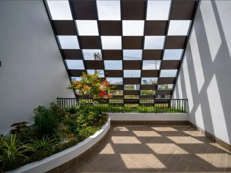 Mẫu nhà 5x15m có giếng trời với thiết kế lam cách tân độc đáo Xây Dựng Nhất Tín 1