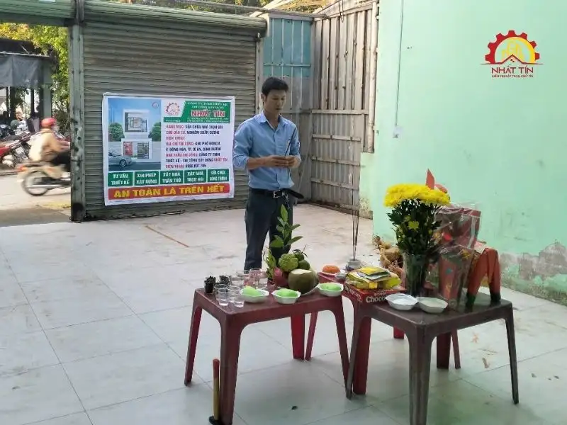 Hình ảnh cúng động thổ và biển báo sửa chữa nhà anh Xuân Cương Xây dựng Nhất Tín 1