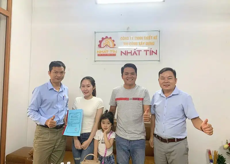 Hình ảnh đội ngũ Xây dựng Nhất Tín ký hợp động với khách hàng