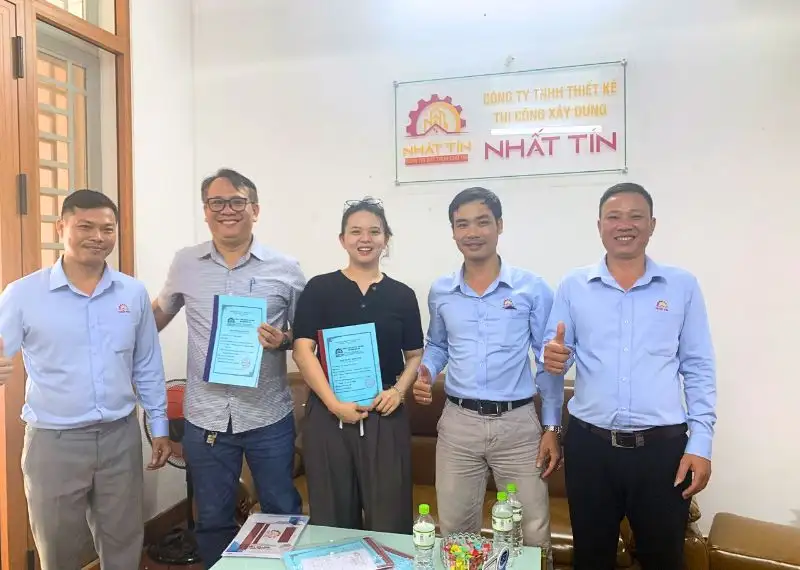Hình ảnh đội ngũ Xây dựng Nhất Tín ký hợp động với khách hàng