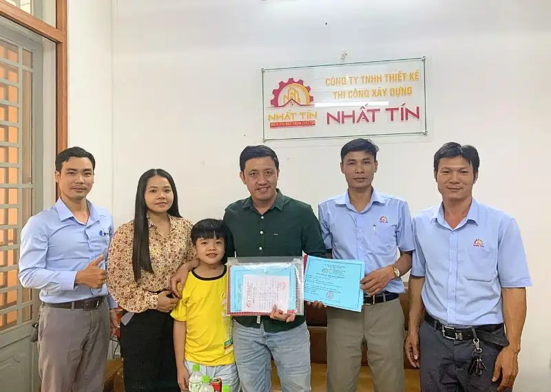 Hình ảnh đội ngũ Xây dựng Nhất Tín ký hợp động với khách hàng