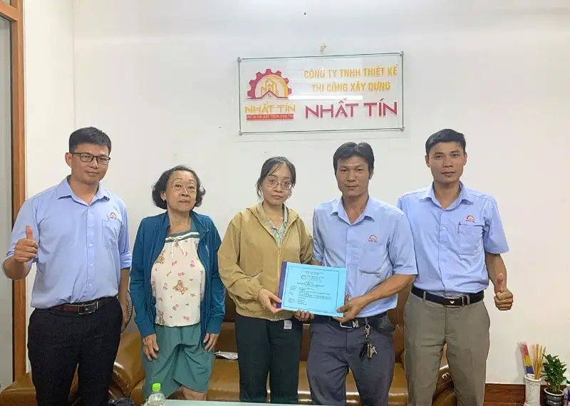 Hình ảnh đội ngũ Xây dựng Nhất Tín ký hợp động với khách hàng