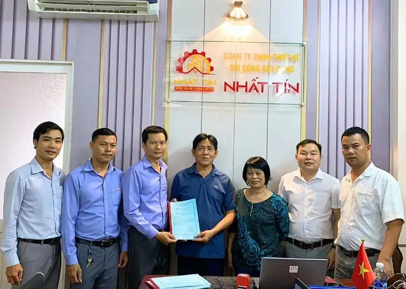 Hình ảnh đội ngũ Xây dựng Nhất Tín ký hợp động với khách hàng