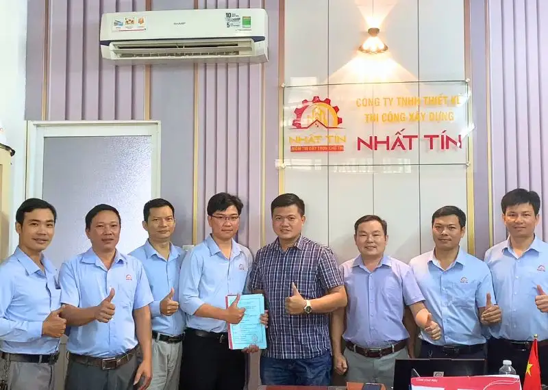 Hình ảnh đội ngũ Xây dựng Nhất Tín ký hợp động với khách hàng