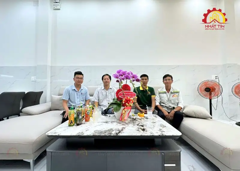 Bàn giao công trình – Khoảnh khắc hạnh phúc trao tay tổ ấm nhà anh Xương Xây dựng Nhất Tín