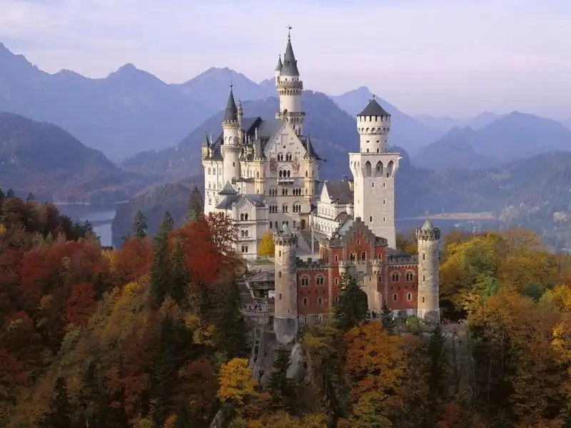 Mái hình nón chóp nhọn phổ biến trong các kiến trúc Châu Âu cổ Xây dựng Nhất Tín