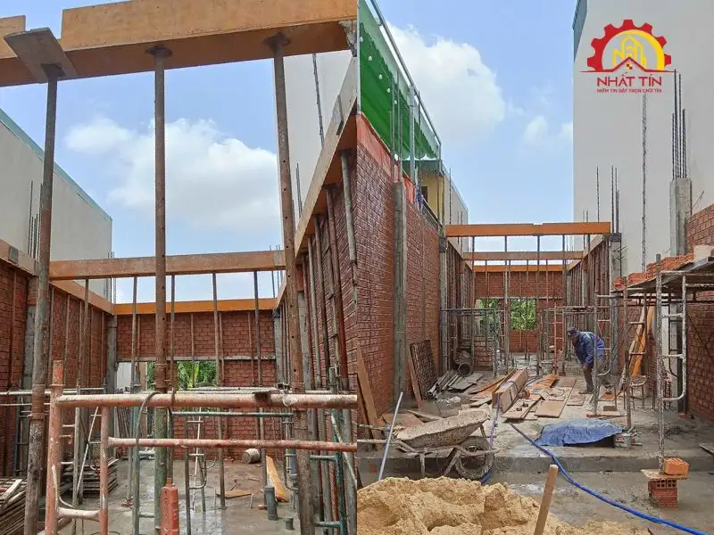 Thi công phần thô - Từng bước dựng xây kết cấu, để bản vẽ dần hiện diện trên công trình thực tế Xây dựng Nhất Tín 1