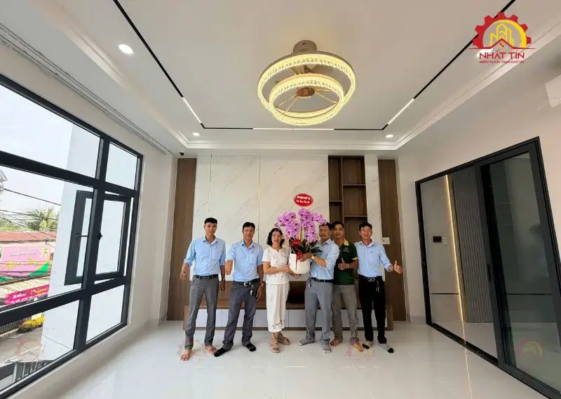 Đội ngũ Xây dựng Nhất Tín bàn giao nhà cho gia đình chú Bính tại Hiệp Bình