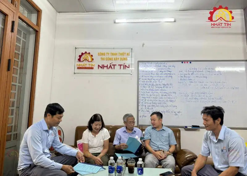 Gia đình chú Bính đến trao đổi và làm việc trực tiếp tại văn phòng công ty Xây dựng Nhất Tín